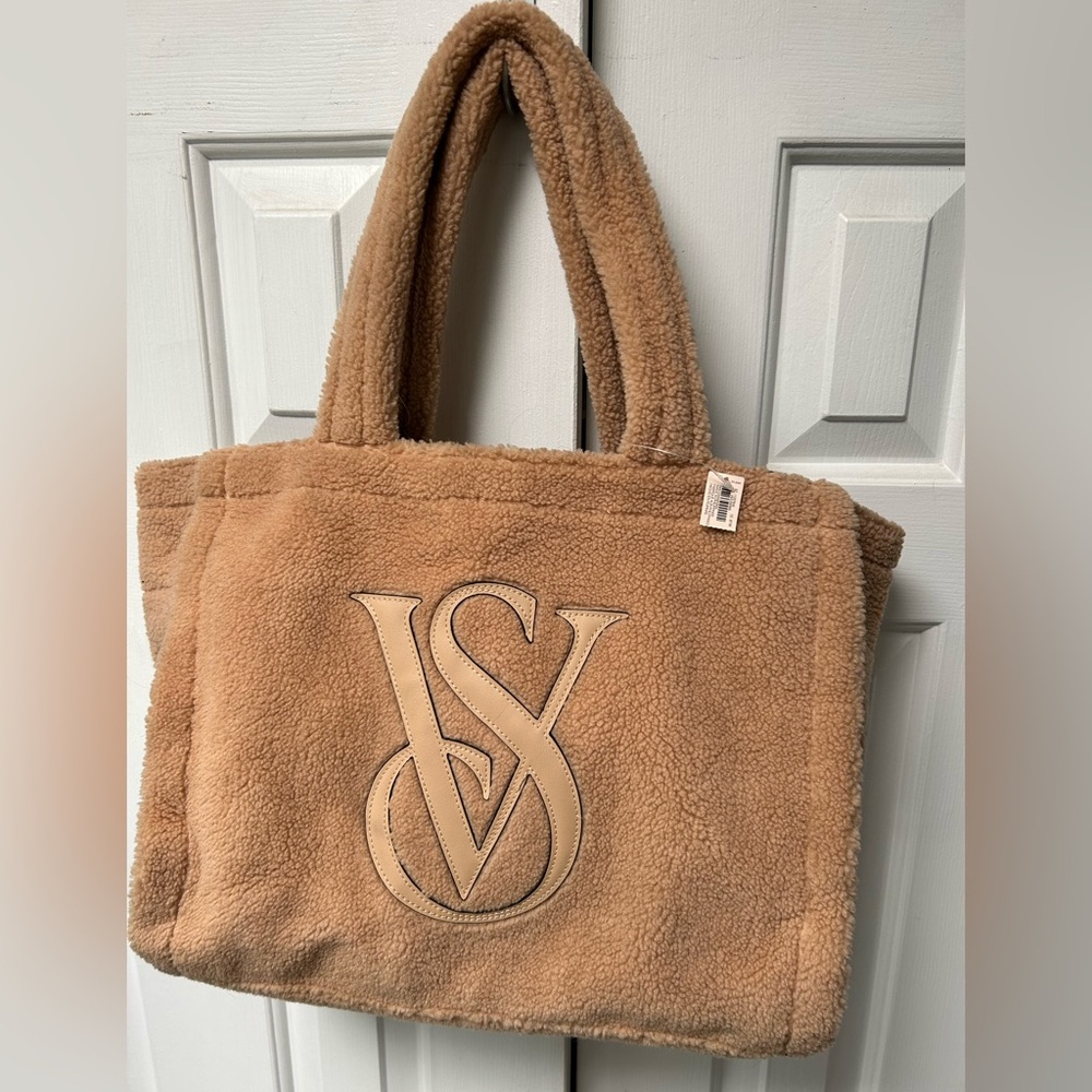 Victoria’s Secret NWT tan faux fur Lg Carryall bag. Full lined. 2 Handle. SOFT.